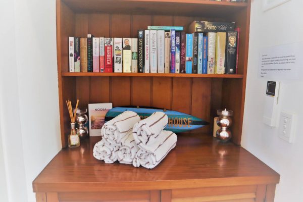 Noosa Terrace Nt 3 Book Shelf N Beach Towels