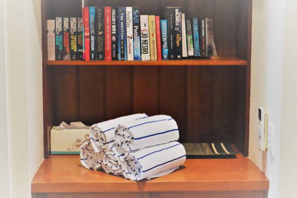 Noosa Terrace Nt 4 Book Shelf N Beach Towels